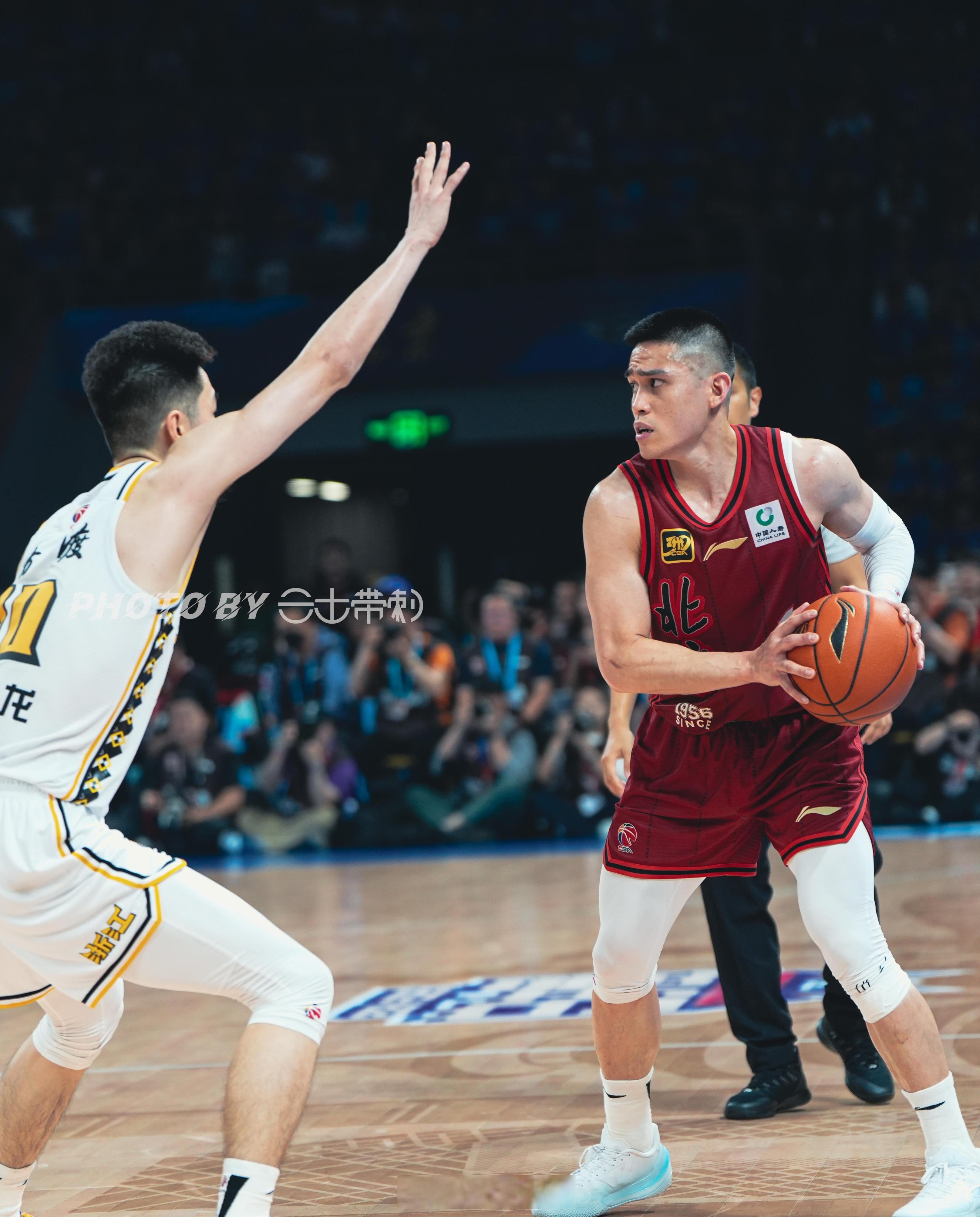 包含赛地聚焦：NBA常规赛转会期热度飙升；广厦男篮篮板制胜；球迷炸锅；数据趋势出现新变化的词条