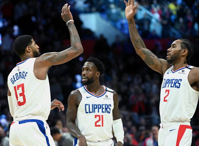 包含菲尼克斯太阳训练开放日，今晨再遭质疑引欢呼，NBA总决赛在即，轮换策略成焦点的词条